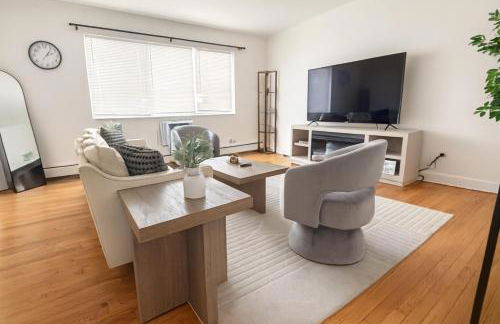Chic 2BR Retreat Near OHare Free Parking - Foto 6