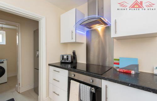 Darlington Modern 2 Bed Apartment Great for Contractors - Photo 9