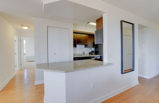 Gorgeous Apt with Rooftop City View - Photo 20