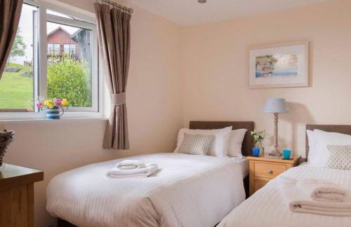 Skylark sleeps 8 private Hot Tub & Dogs welcome Nr Padstow, Resort Pool Bar & Watersports - Foto 13