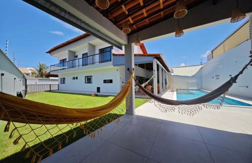 Quase beira mar, casa muito nova com 5 suítes, vista mar, piscina grande, cozinha completa, 4 vagas e perto de mercado, restaurantes e bares - CLIQUE E VEJA AS FOTOS - Foto 11