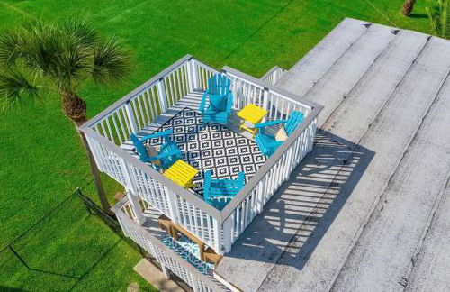 Coastal bungalow with huge yard, comfy deck and close to beach - Foto 27