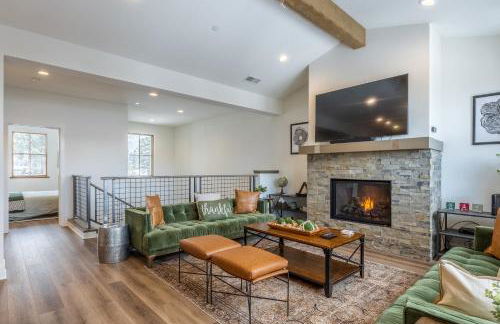 Newly Built Updated 3 Bed 2 and a half bath Creekhouse at Snowcrk Resort 1463 Amazing Mountain Views - Photo 24