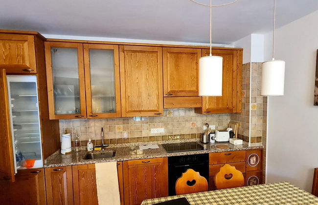 Apartment With Balcony and Mountain Views - Photo 4