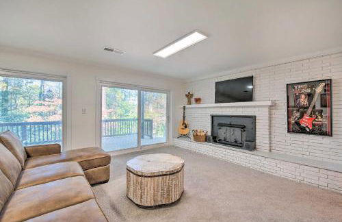 Serene Home with Fire Pit, Deck and Easy Access to ATL - Foto 17