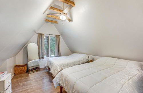 Walk to Fox Lake Pet-Friendly A-Frame with Fire Pit - Foto 18