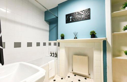 Central Canterbury Gem New Refreshed Decor Sunny Deck Outdoor Furniture FREE Parking 2BR 2BA TOP Location - Foto 26
