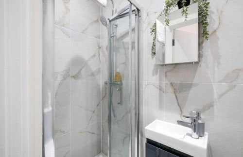 Luxurious 1 Bed Serviced Apartment with Wi-Fi - Photo 75