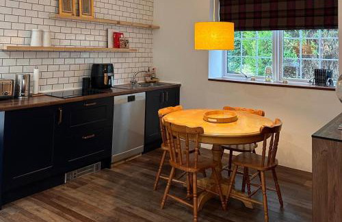 Pets - Garden - Parking - Sleeps up to 4 - Hiking - Foto 4