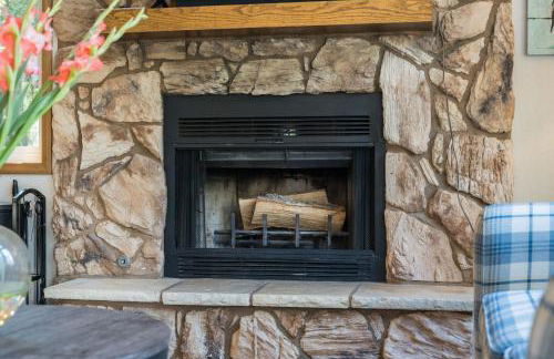 Forest Home with Deck, EV Station, King Beds - Foto 33