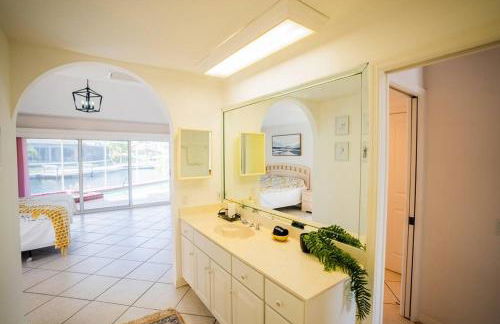 Waterfront Home With Heated Pool/Jacuzzi and only 1mile to beach - Foto 46