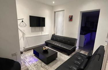 Large 6 Bed 6 Bathroom House - Ideal For Families, Large Groups, Contractors & Business Travellers - Foto 1