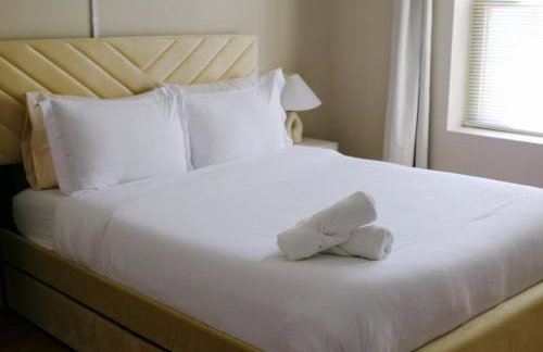 Huge Projector and Designated Workspace, Near Wrigley - Photo 11