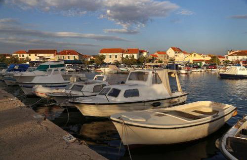 Charming renovated apartment next to the sea - Foto 24