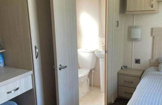 Inviting 2-bed Caravan on Combe Haven Holiday Park - Photo 2