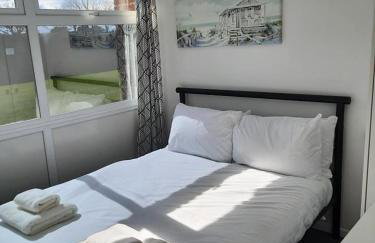 2 Storey 3 Bedroom Chalet -Outdoor Swimming Pool - sleeps up to 6 - 5 min walk to the Beach, near Broads and Great Yarmouth - Foto 9