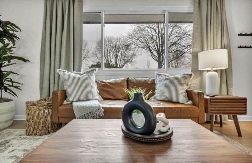 NEW! Modern Retreat Near CLE-Game Room-Renovated - Foto 29