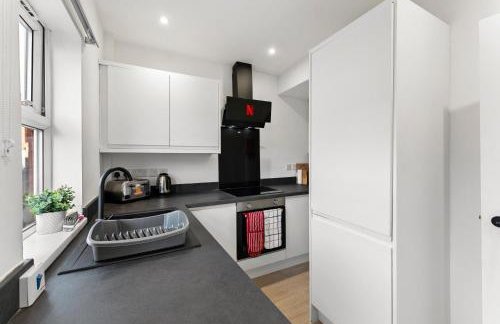 Spacious Modern 2BR - Parking - Workspace Area, Ideal for Contractors & Long Stays - NordStay - Foto 8