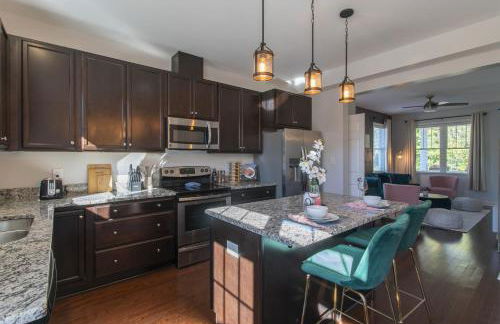 Fam-Biz Friendly 3BD with Fire pit & BBQ - Downtown - Foto 42