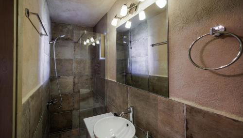 Arapakis Historic Castle - Photo 5