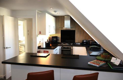 THE HIDEAWAY - LUXURY SELF CATERING COASTAL APARTMENT with PRIVATE ENTRANCE & KEY BOX ENTRY JUST A FEW MINUTES WALK TO THE BEACH, SOLENT WAY WALK, SHOPS and many EATERIES & BARS - FREE OFF ROAD PARKING,FULL KITCHEN, LOUNGE,BEDROOM , BATHROOM & WI-FI - Photo 5