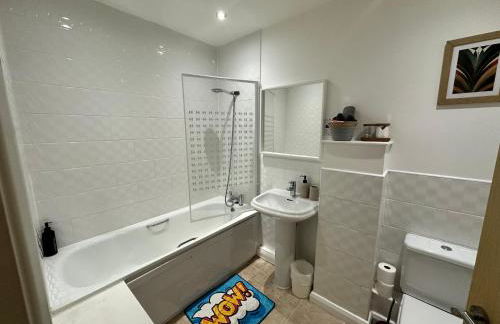 City Getaway - 3BR Home Near Etihad & AO Arena - Sleeps 6 - Foto 15
