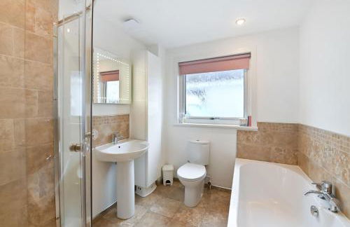 Stylish 3 Bedroom with Balcony and Amazing View - Photo 19