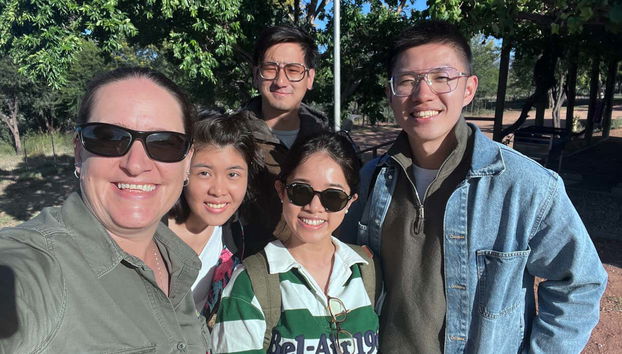 Foto tipo selfie junto al guía de Oudtshoorn