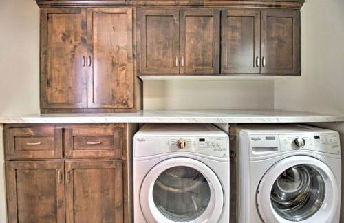 Lakefront Retreat with Dock and Game Room and Deck - Foto 42