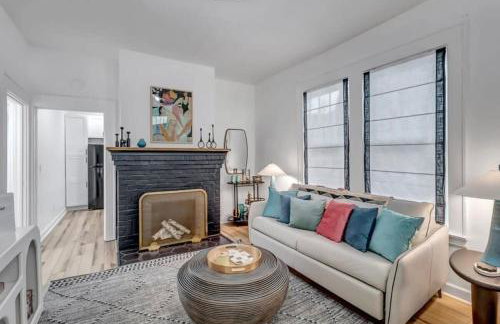 Fourth House - Eclectic and fun 1BR in SPR - Photo 3