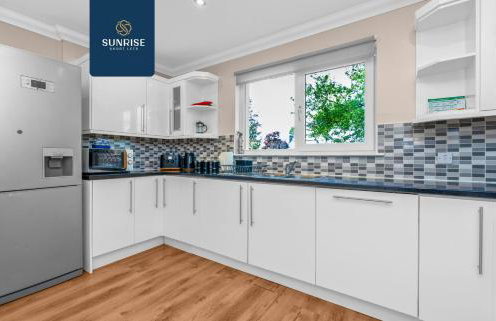 Muirton House 2 - INVOICE and REDUCED PRICE only via SUNRISE SHORT LETS DUNDEE, SLEEPS 8 has 4 Twin Bedrooms with 4 Car Parking, 2 Baths, 5 Smart TV, Fully Equipped, Garden, Free WiFi, and ONLY 9 Mins to STANNERGATE Ports - Foto 10