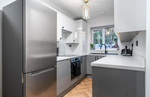 COZY 3 Bed House With Garden & Parking in Rochester, Kent Mins to Train Station, WiFi - Foto 26