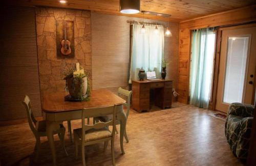 Southern Comfort Retreat with a private hot tub - Foto 35