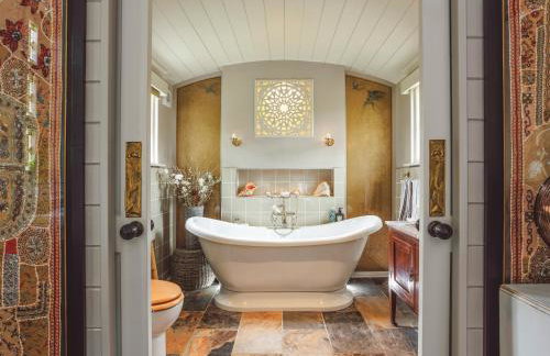 The Challoners - Photo 1