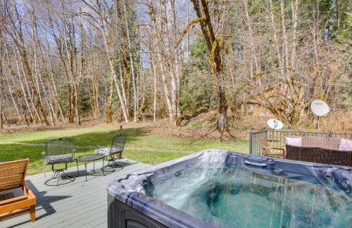 Peaceful Rhododendron Cabin with Fire Pit and Hot Tub! - Foto 23