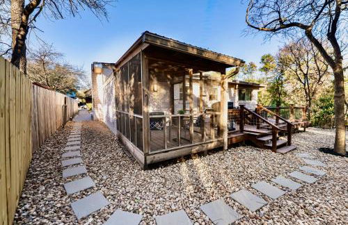 1 Mi to Campus! Creekside Austin Home with Game Room - Foto 21