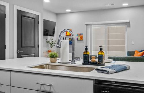 Modern King BR, Sectional, Pool, Gym, Near U of A - Foto 23