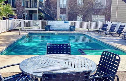 Charming Stay with Pool and Dedicated Workspace - Foto 2