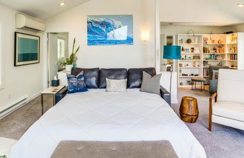 Lakefront Otis Home with Stunning Views and Boats! - Foto 7