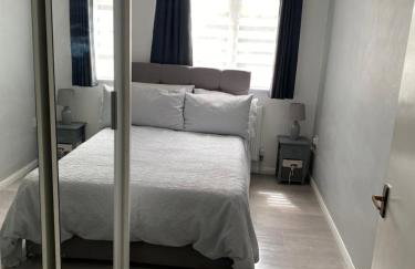 Modern 2 bedroom flat with Sky TV & free parking - Foto 25