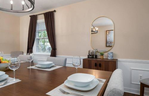 Exclusive Lux Home Near Town • Game Rm • Gym • 4BR - Photo 9