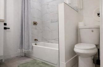 Sunny Oasis Near the Beach with 4BR and 3BA Pool Home - Foto 34