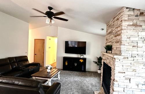 HOT TUB! King Bed-Firepitt-Near Airport& Freeway - Foto 8