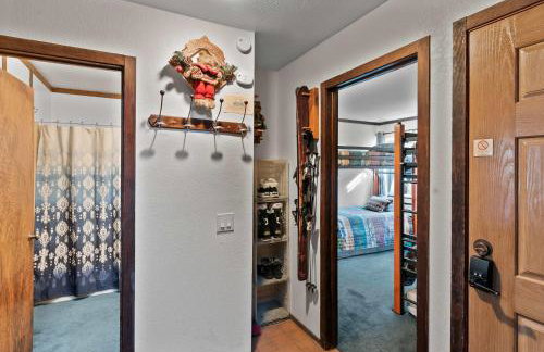 2BR Overlooks Shared Pool Near Gondola & Village - Foto 23