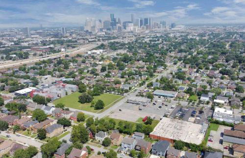 Prolific Red Luxe: Private Deck + Stylish Living - Photo 46