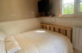 The Rodney Shepards hut - Photo 1