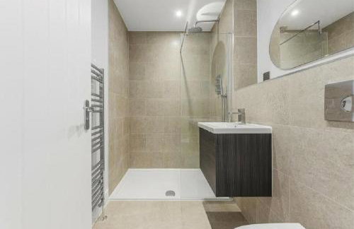 Prime Location 4-Bed Home in Croydon with Parking - Foto 6