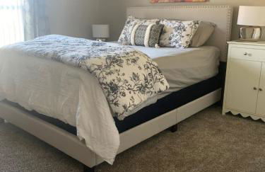 Modern 2 bed condo with office - Photo 2