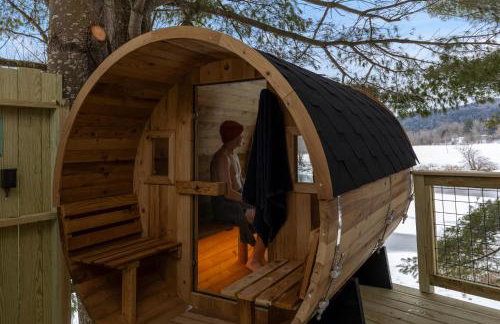 Designer A-Frame Treehouse with hot tub on river - Foto 43