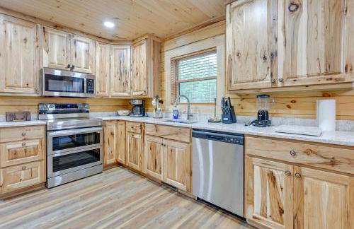 Adams Cabin with Game Room and Fire Pit - Foto 8